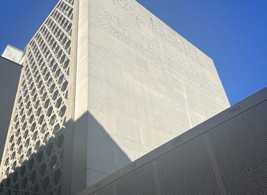 Budynek widziany od dołu