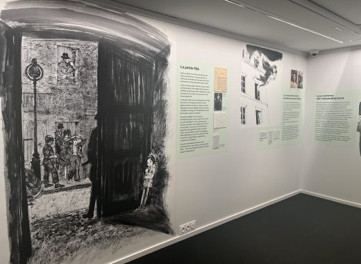 Fragment wystawy; na rysunku dziewczynka chowająca się za bramą, za którą stoją naziści z karabinami