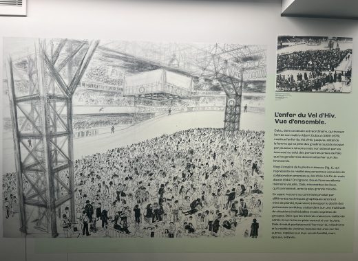 Fragment wystawy; na rysunku tłumy ludzi zgromadzonych w jednym miejscu