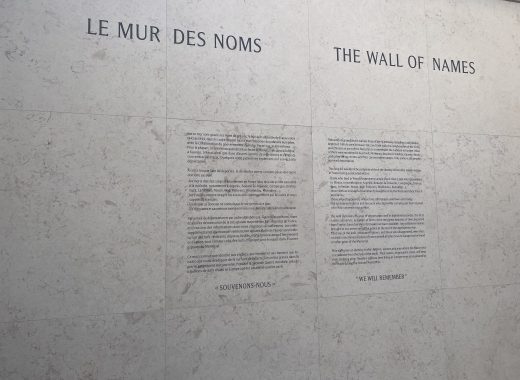 Napis na granitowej ścianie