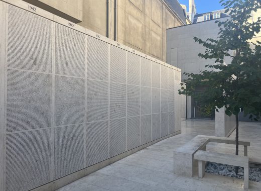 Lista nazwisk na białej ścianie; pogrupowane latami