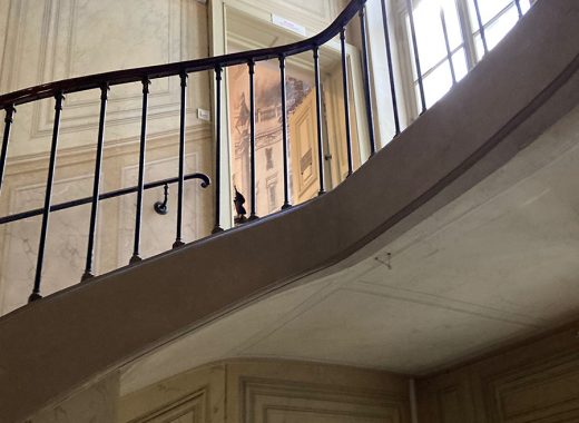 klatka schodowa, w tle widoczny napis "Biblioteka Polska"